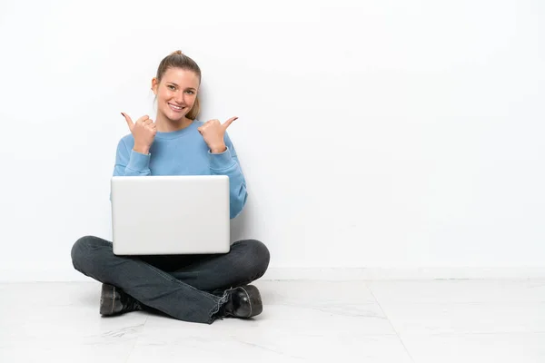 Junge Frau Mit Laptop Sitzt Mit Erhobenem Daumen Auf Dem — Stockfoto