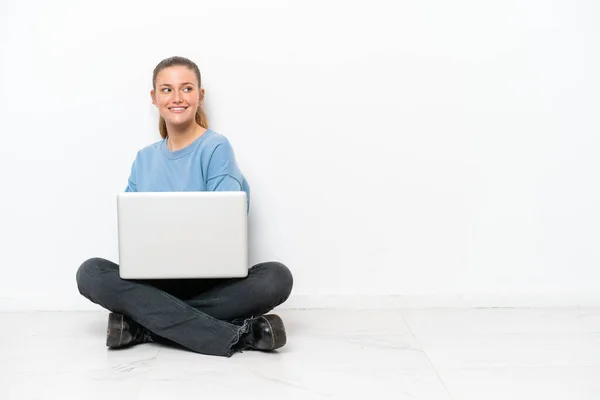 Dizüstü Bilgisayarı Olan Genç Bir Kadın Kolları Bağlı Mutlu Bir — Stok fotoğraf