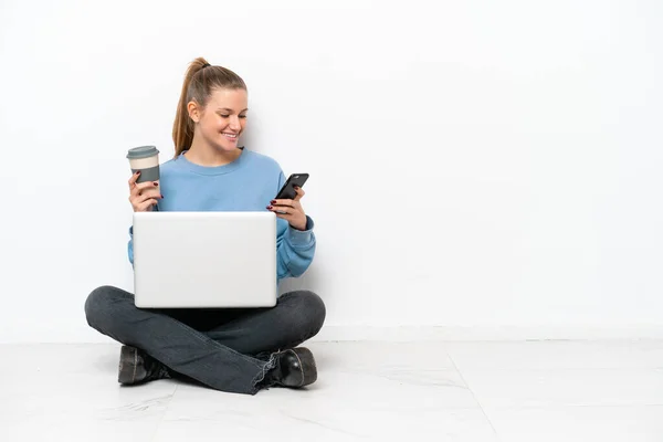 Giovane Donna Con Computer Portatile Seduto Sul Pavimento Che Tiene — Foto Stock