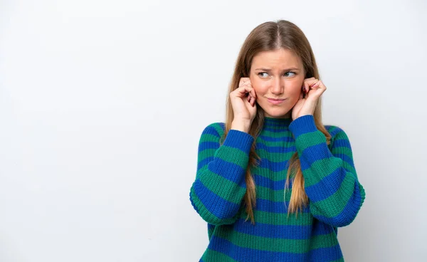 Giovane Donna Caucasica Isolata Sfondo Bianco Frustrato Coprendo Orecchie — Foto Stock