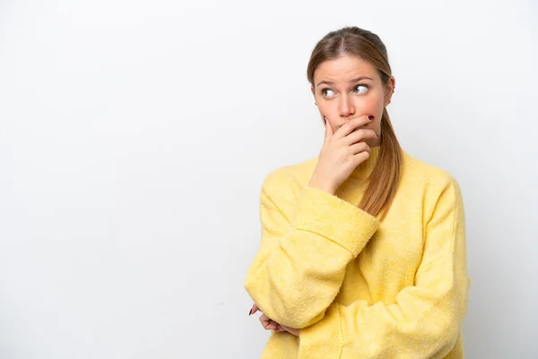 Young Caucasian Woman Isolated White Background Having Doubts Confuse Face — Stock Photo, Image