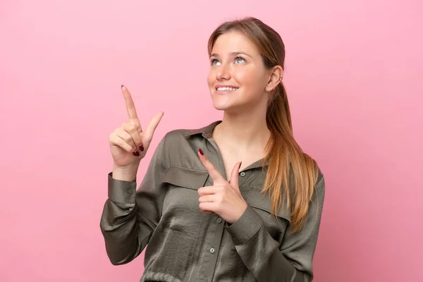 Jonge Blanke Vrouw Geïsoleerd Roze Achtergrond Wijzen Met Wijsvinger Een — Stockfoto