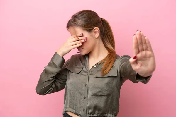 Mladá Běloška Žena Izolované Růžovém Pozadí Dělat Stop Gesto Zakrývání — Stock fotografie