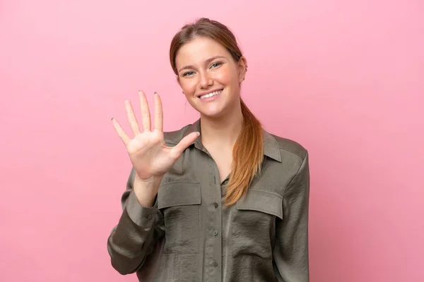 Νεαρή Καυκάσια Γυναίκα Απομονωμένη Ροζ Φόντο Μετρώντας Πέντε Δάχτυλα — Φωτογραφία Αρχείου