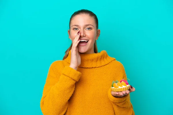 Fiatal Kaukázusi Kezében Egy Tartlet Elszigetelt Kék Háttér Kiabál Száj — Stock Fotó