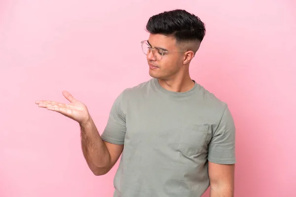 Jonge Blanke Knappe Man Geïsoleerd Roze Achtergrond Houden Copyspace Met — Stockfoto