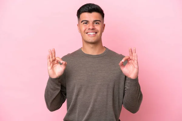 Jonge Blanke Knappe Man Geïsoleerd Roze Achtergrond Tonen Teken Met — Stockfoto