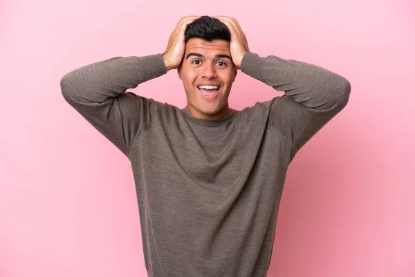 Jovem Caucasiano Bonito Homem Isolado Fundo Rosa Com Expressão Surpresa — Fotografia de Stock