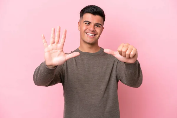 Jonge Kaukasische Knappe Man Geïsoleerd Roze Achtergrond Tellen Zes Met — Stockfoto