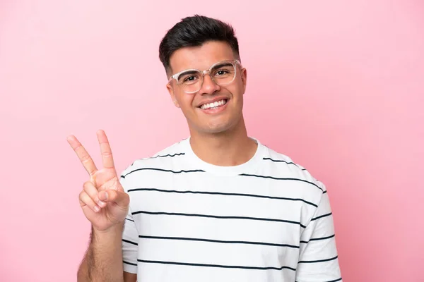 Young Caucasian Handsome Man Isolated Pink Background Glasses Doing Sign — 스톡 사진
