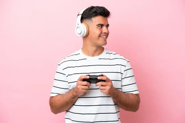 Young Handsome Man Playing Video Game Controller Isolated Pink Background — Φωτογραφία Αρχείου
