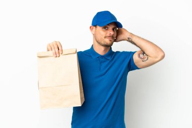 Brezilyalı beyaz arka planda izole edilmiş bir paket yiyecek alıyor. Şüpheleri var.