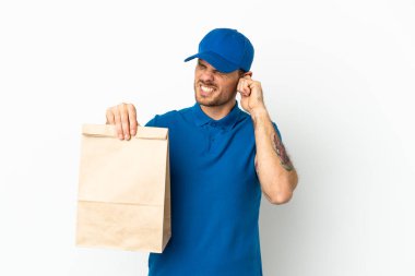 Brezilyalı, beyaz arka planda izole edilmiş ve kulaklarını tıkayan bir paket yiyecek alıyor.