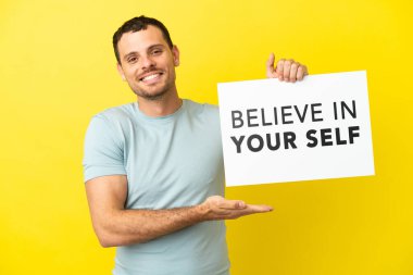 İzole edilmiş mor arka plan üzerinde Brezilyalı bir adam üzerinde 