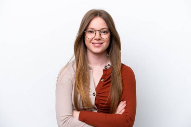 Beyaz arka planda izole edilmiş genç beyaz kadın kollarını ön cephede çapraz tutuyor.