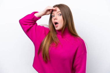 Beyaz arka planda izole edilmiş beyaz bir kadın. Önüne bakarken sürpriz jest yapıyor.