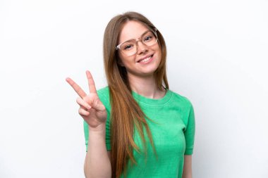 Beyaz arka planda gözlüklü, beyaz tenli genç bir kadın var.