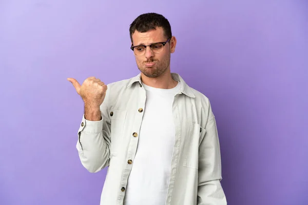 Brazilian Man Isolated Purple Background Unhappy Pointing Side —  Fotos de Stock