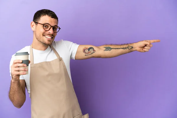 Braziliaanse Restaurant Ober Geïsoleerde Paarse Achtergrond Wijzende Vinger Naar Zijkant — Stockfoto