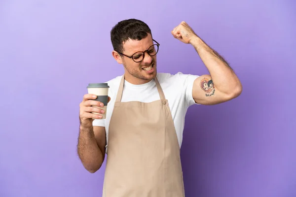 Braziliaanse Restaurant Ober Geïsoleerde Paarse Achtergrond Vieren Van Een Overwinning — Stockfoto