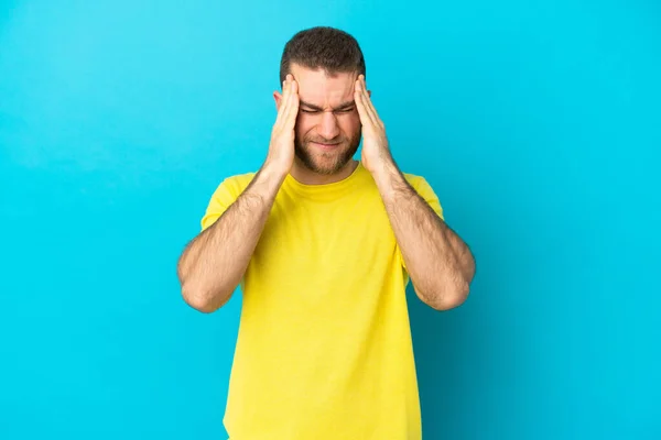 Young Handsome Caucasian Man Isolated Blue Background Headache — Stock Photo, Image