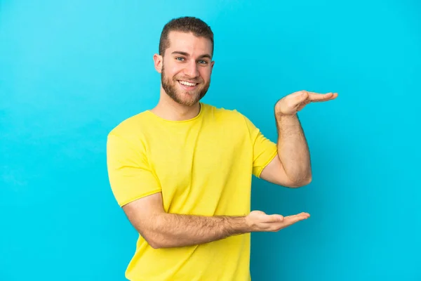 Young Handsome Caucasian Man Isolated Blue Background Holding Copyspace Insert — ストック写真
