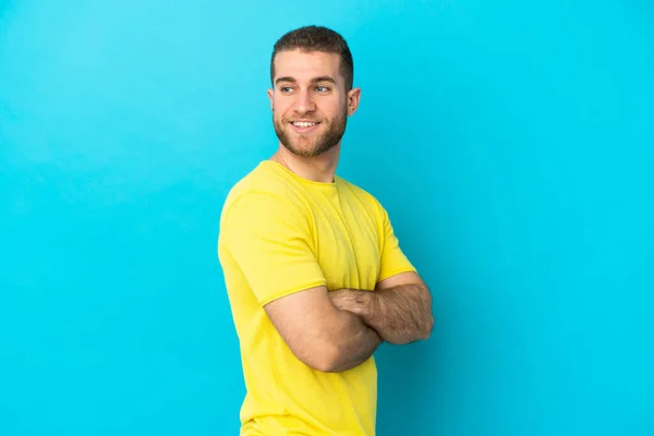 Young Handsome Caucasian Man Isolated Blue Background Arms Crossed Happy — 스톡 사진