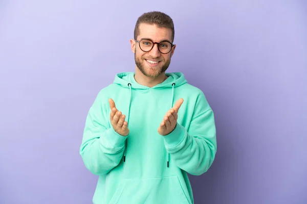 Young Handsome Caucasian Man Isolated Purple Background Applauding Presentation Conference — Stock fotografie
