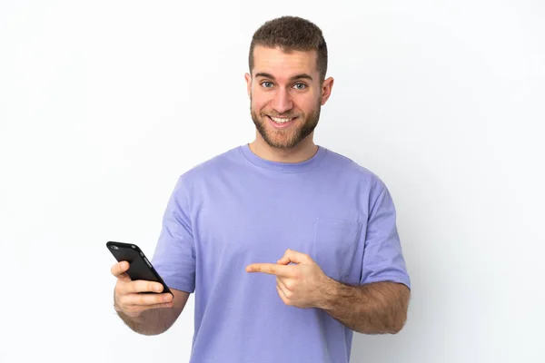 Junge Schöne Kaukasische Mann Isoliert Auf Weißem Hintergrund Mit Handy — Stockfoto