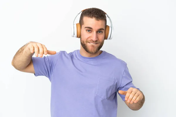 Joven Guapo Caucásico Aislado Sobre Fondo Blanco Escuchando Música Bailando — Foto de Stock