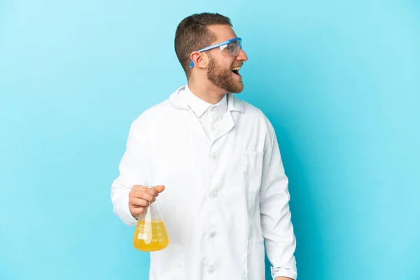 Young Caucasian Scientific Man Isolated Blue Background Laughing Lateral Position — 스톡 사진