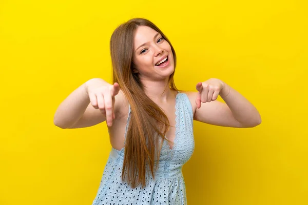 Sarı Arka Planda Izole Edilmiş Genç Beyaz Kadın Mutlu Bir — Stok fotoğraf