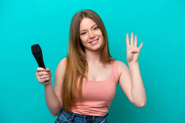 Sängerin Kaukasische Frau Nimmt Ein Mikrofon Isoliert Auf Blauem Hintergrund — Stockfoto