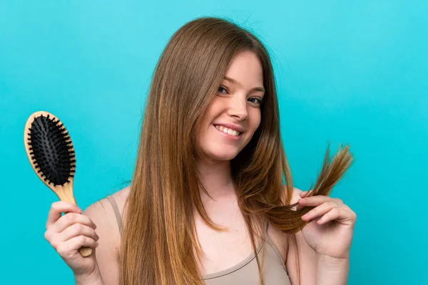 Giovane Donna Caucasica Isolata Sfondo Blu Con Pettine Capelli — Foto Stock