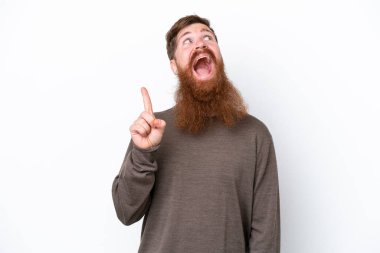 Beyaz arka planda sakallı kızıl saçlı adam yukarı bakıyor ve şaşırıyor.