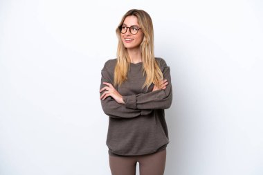 Genç Uruguaylı kadın beyaz arka planda izole edilmiş, yan tarafa bakıyor.