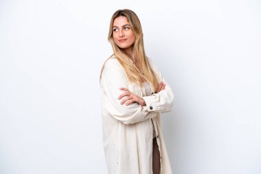Genç Uruguaylı kadın beyaz arka planda izole edilmiş, kollarını kavuşturuyor.