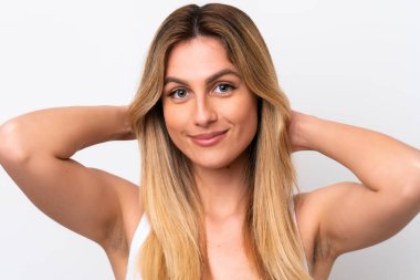 Genç Uruguaylı kadın beyaz arka planda izole edilmiş. Portre