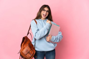 Pembe arka planda izole genç bayan zaferi kutluyor.