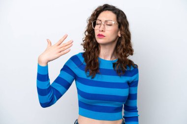 Beyaz arka planda izole edilmiş, yorgun ve hasta bir yüzü olan beyaz bir kadın.