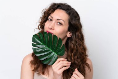 Beyaz arka planda, elinde palmiye yaprağı olan beyaz bir kadın. Portreyi kapat