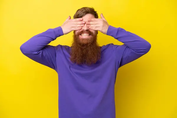 Zrzavý Muž Vousy Izolované Žlutém Pozadí Zakrývající Oči Rukama Úsměvem — Stock fotografie