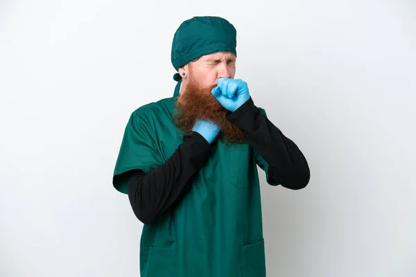 身穿绿色制服 背景为白色的外科医生红头发男子咳嗽得很厉害 — 图库照片
