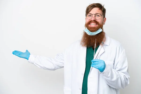 Dentysta Rudawy Człowiek Trzyma Narzędzia Izolowane Białym Tle Wyciągając Ręce — Zdjęcie stockowe