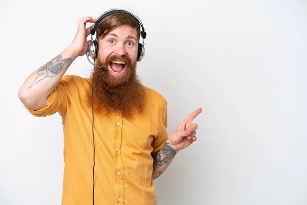 Telemarketer Man Geïsoleerd Witte Achtergrond Verrast Wijzend Vinger Naar Zijkant — Stockfoto