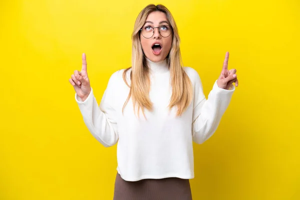 Young Uruguayan Woman Isolated Yellow Background Surprised Pointing — 스톡 사진