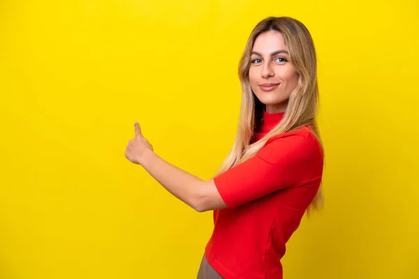 Jonge Uruguayaanse Vrouw Geïsoleerd Gele Achtergrond Wijzend Terug — Stockfoto