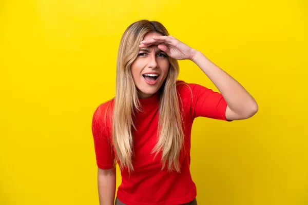 Mujer Uruguaya Joven Aislada Sobre Fondo Amarillo Mirando Lejos Con —  Fotos de Stock