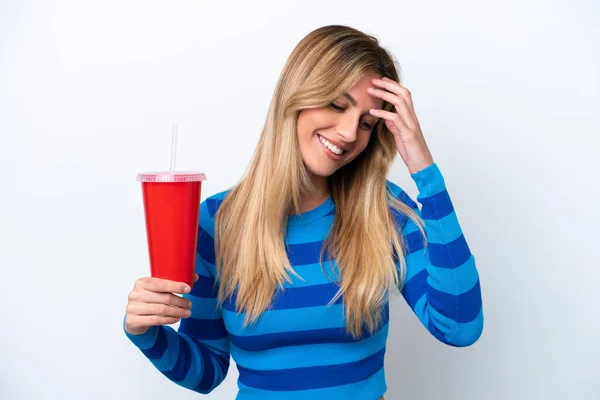 Νεαρή Ουρουγουανή Γυναίκα Πίνει Σόδα Απομονωμένη Λευκό Φόντο Γελώντας — Φωτογραφία Αρχείου