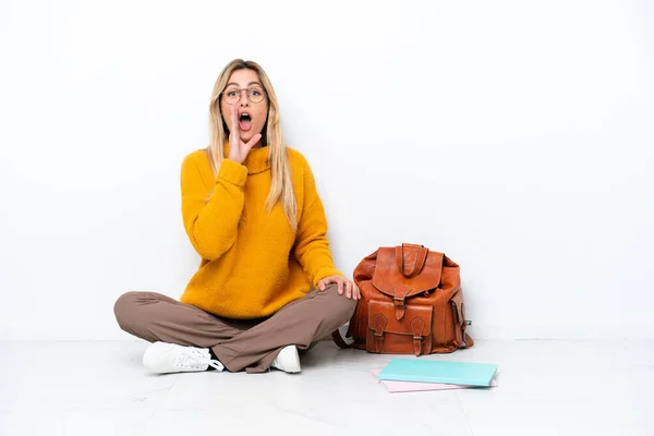 Uruguayische Studentin Sitzt Auf Dem Boden Isoliert Auf Weißem Hintergrund — Stockfoto